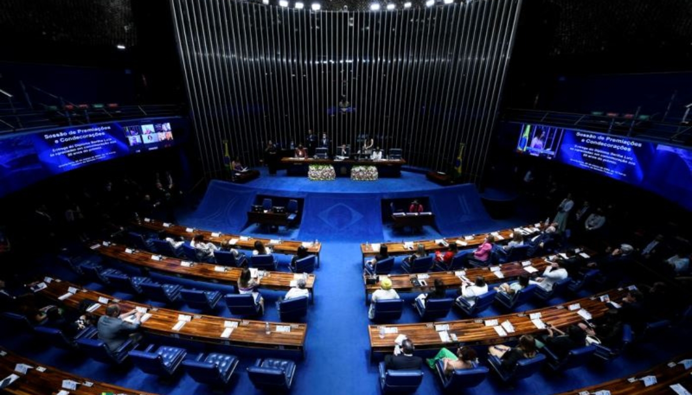 Plenário do Senado Federal durante sessão solene de premiações e condecorações, destinada à entrega do Diploma Bertha Lutz às agraciadas em comemoração aos 20 anos do prêmio.
O nome do prêmio homenageia a bióloga Bertha Lutz (1894-1976), uma das figuras centrais do movimento sufragista brasileiro, e dedica reconhecimento à pessoas que tenham contribuído para a defesa dos direitos da mulher e para as questões do gênero no Brasil.
Mesa:
procuradora especial da Mulher do Senado Federal, senadora Leila Barros (Cidadania-DF);
presidente do Senado Federal, senador Rodrigo Pacheco (PSD-MG);
secretária-geral da Mesa adjunta do Senado Federal, Sabrina Silva Nascimento;
líder da bancada feminina do Senado Federal, senadora Eliziane Gama (Cidadania-MA).
Em discurso, à tribuna, ministra-chefe da Secretaria de Governo da Presidência da República, Flávia Arruda.
Foto: Edilson Rodrigues/Agência Senado