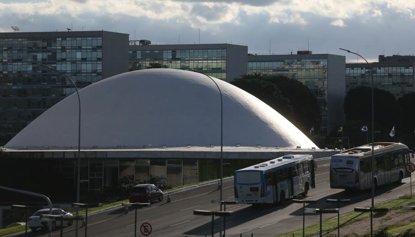 A cúpula menor, voltada para baixo, abriga o Plenário do Senado Federal.
