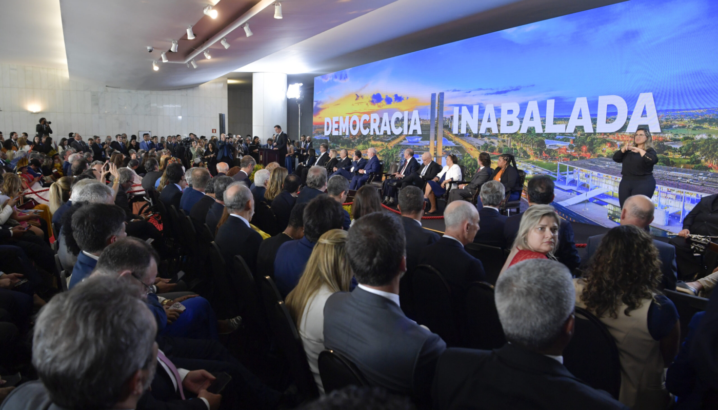 "Ato Democracia Inabalada" - Congresso Nacional sedia cerimônia para relembrar um ano das invasões às sedes dos três Poderes da República, em Brasília.
O objetivo do evento é reafirmar a importância e a força da democracia brasileira e restituir ao patrimônio público, de maneira simbólica, alguns itens depredados durante a invasão.
Em discurso, à tribuna, presidente do Senado Federal, senador Rodrigo Pacheco (PSD-MG).
Participam:
senadora Eliziane Gama (PSD-MA);
procurador-geral da República, Paulo Gonet Branco;
ex-presidente do Supremo Tribunal Federal (STF) Rosa Weber;
ex-senador José Sarney;
presidente do Supremo Tribunal Federal (STF), ministro Luís Roberto Barroso;
presidente da República, Luiz Inácio Lula da Silva;
vice-presidente da República e ministro do Desenvolvimento, Indústria, Comércio e Serviços (MDIC), Geraldo Alckmin;
presidente do Tribunal Superior Eleitoral (TSE), ministro Alexandre de Moraes;
governadora do Rio Grande do Norte, Fátima Bezerra;
vice-presidente do Senado Federal, senador Veneziano Vital do Rêgo (MDB-PB);
presidente da Central das Cooperativas de Trabalho de Catadores de Materiais Recicláveis do Distrito Federal (CentCoop-DF), Aline Sousa.
Foto: Jonas Pereira/Agência Senado
