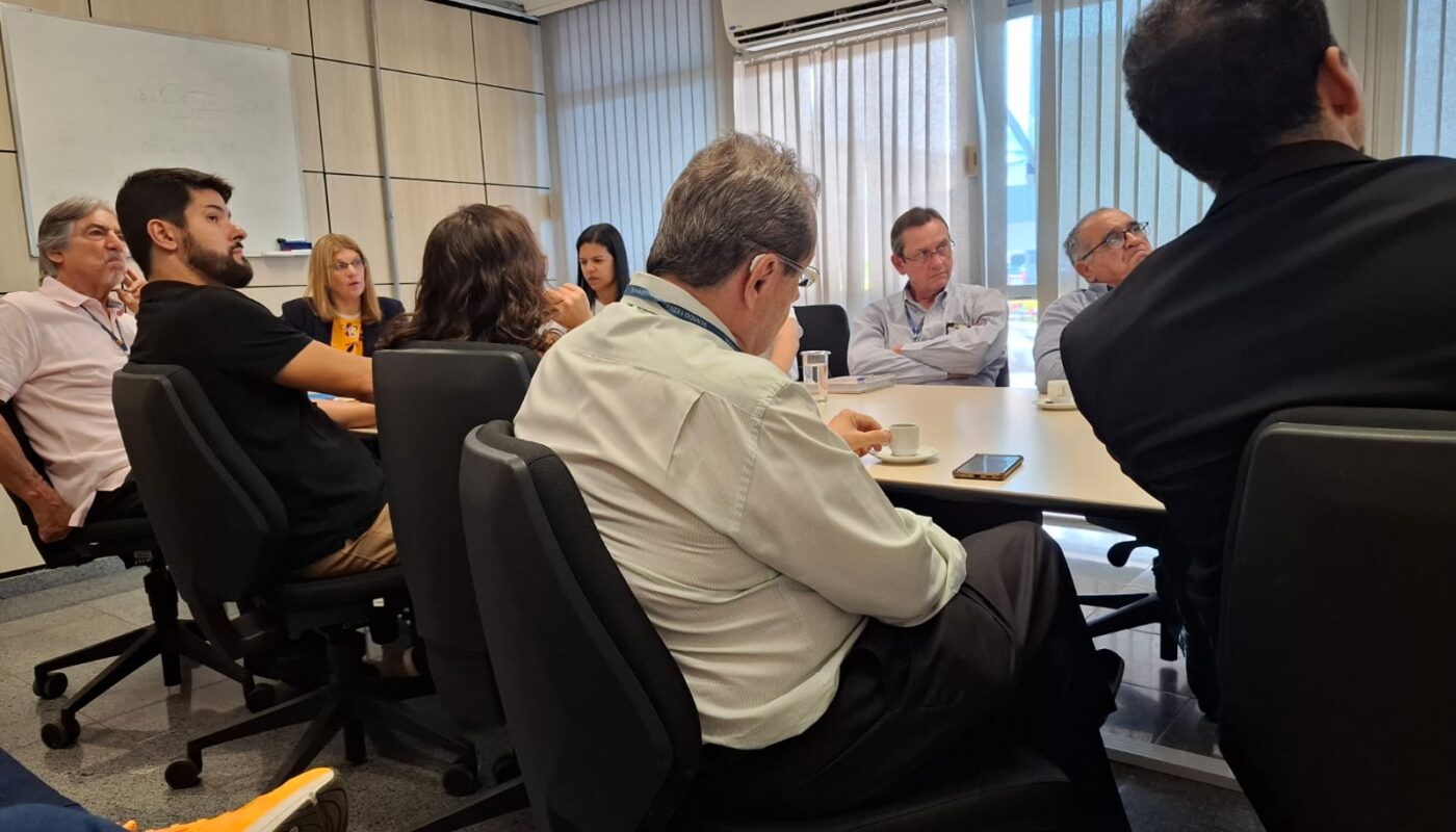Foto tirada pelo diretor interinstitucional do Sindilegis, Eduardo Lopes, em reunião com o conselho do SIS.